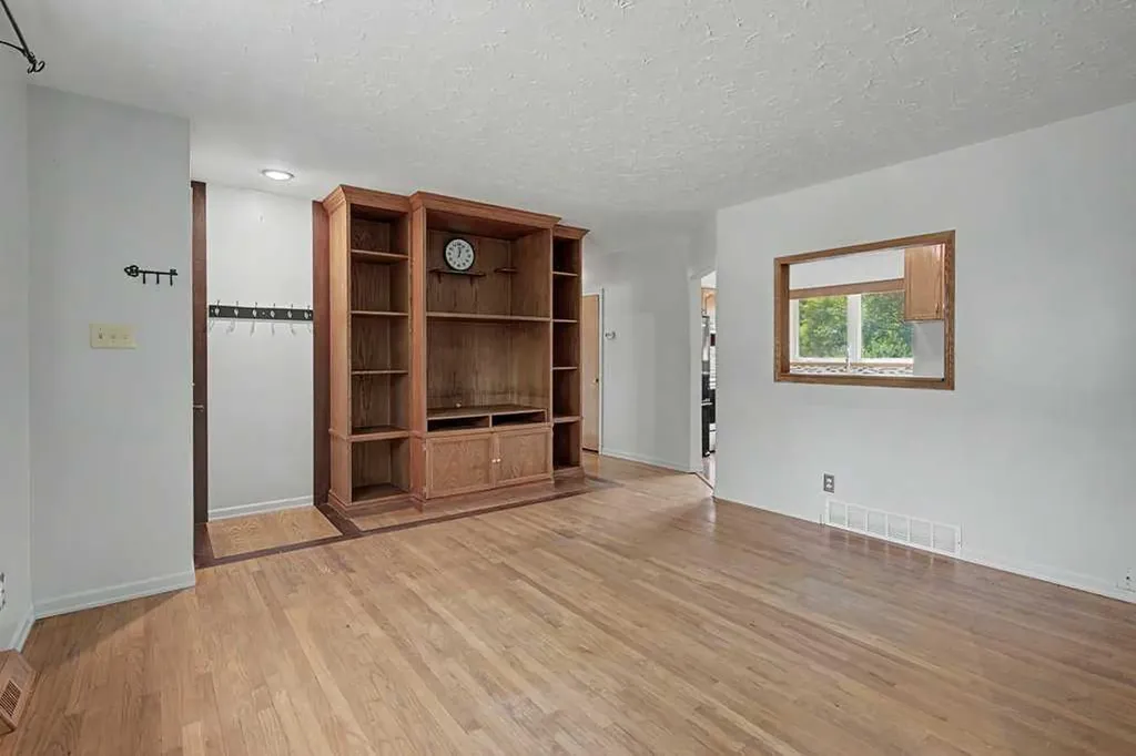 2056 Cottonwood Crescent SE Calgary AB T2B 1R3