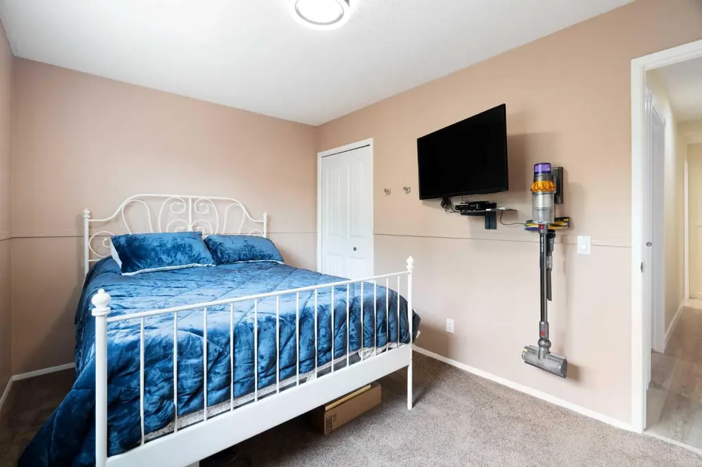 48 Deermont Way SE Calgary AB T2J 5P3