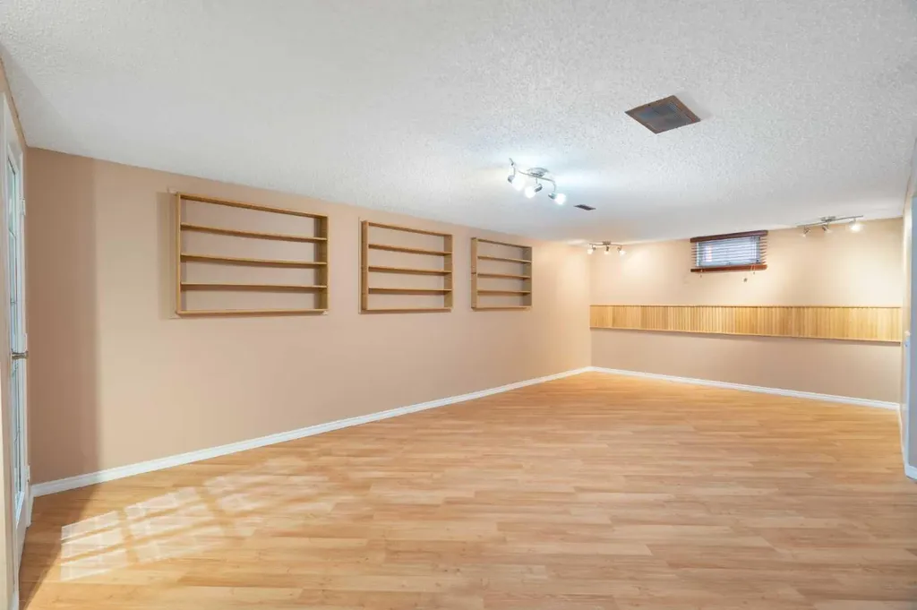 48 Deermont Way SE Calgary AB T2J 5P3