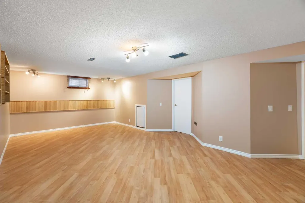 48 Deermont Way SE Calgary AB T2J 5P3