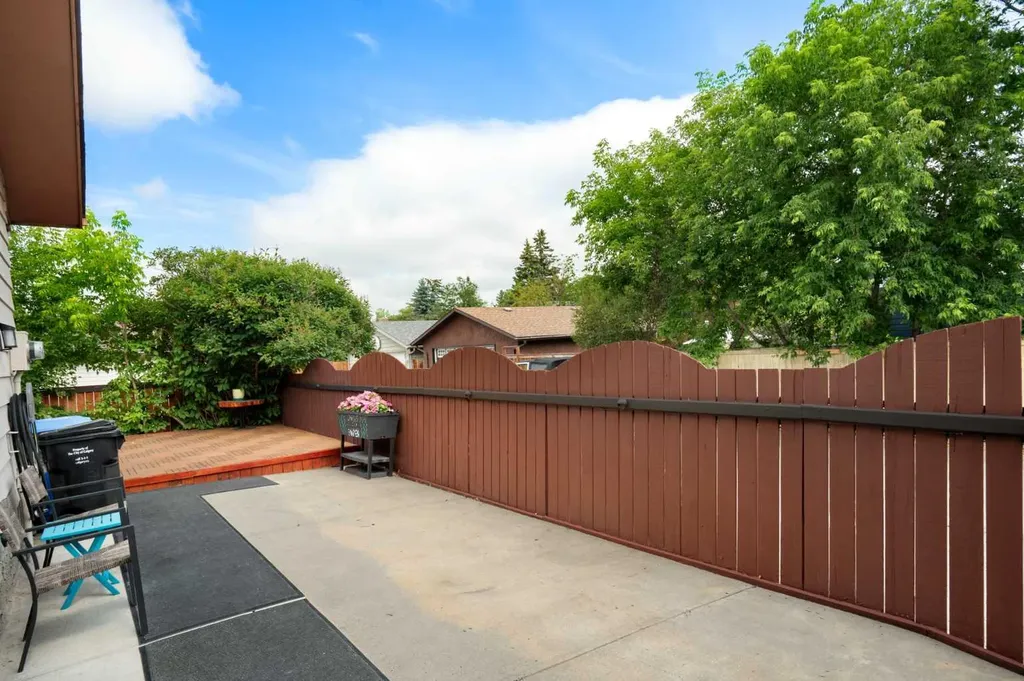 48 Deermont Way SE Calgary AB T2J 5P3