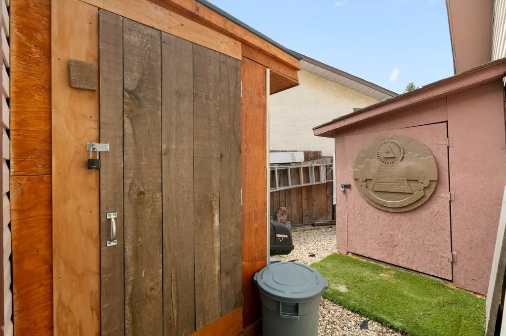 48 Deermont Way SE Calgary AB T2J 5P3