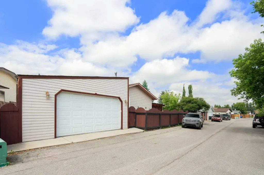 48 Deermont Way SE Calgary AB T2J 5P3