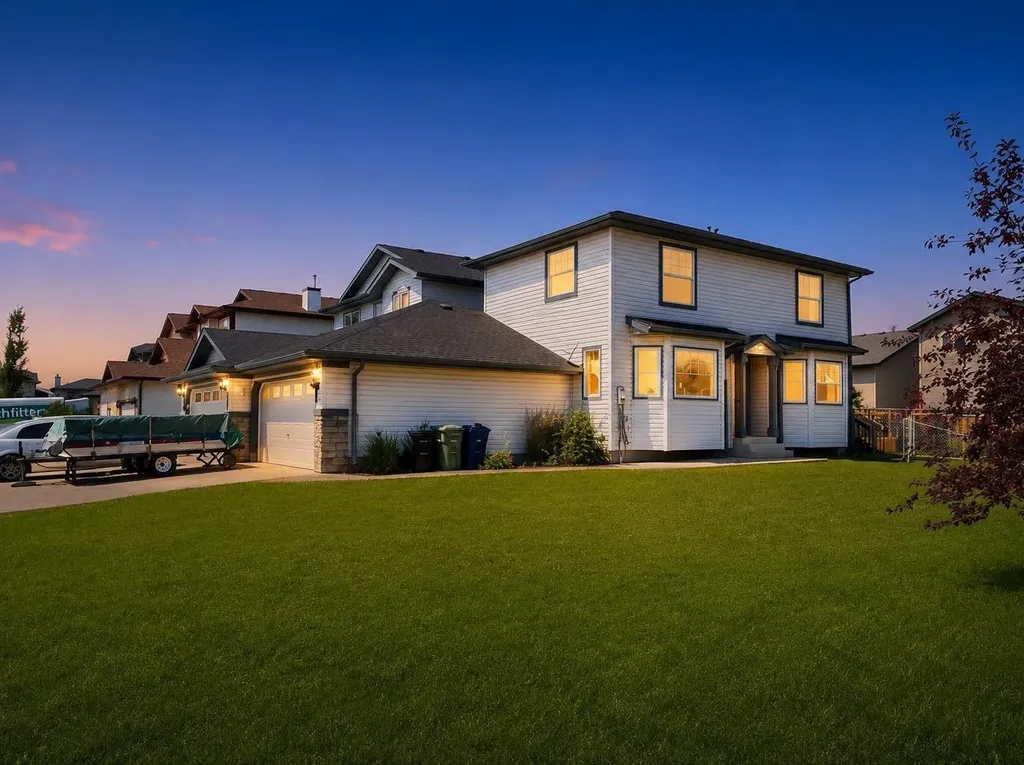 16 Canoe Close SW Airdrie AB T4B 2N3