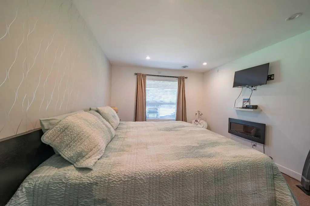 144 Everhollow Street SW Calgary AB T2Y 0B1