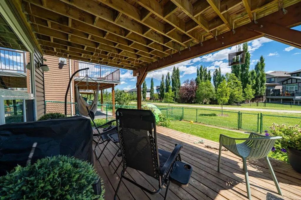 144 Everhollow Street SW Calgary AB T2Y 0B1