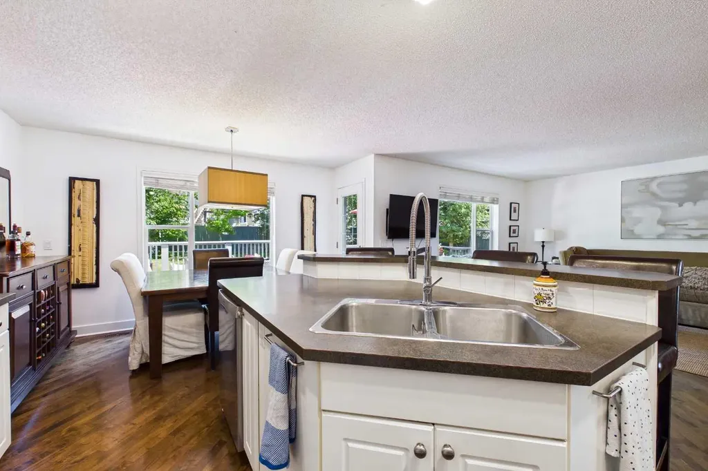 147 Tuscany Meadows Court NW Calgary AB T3L 2L3