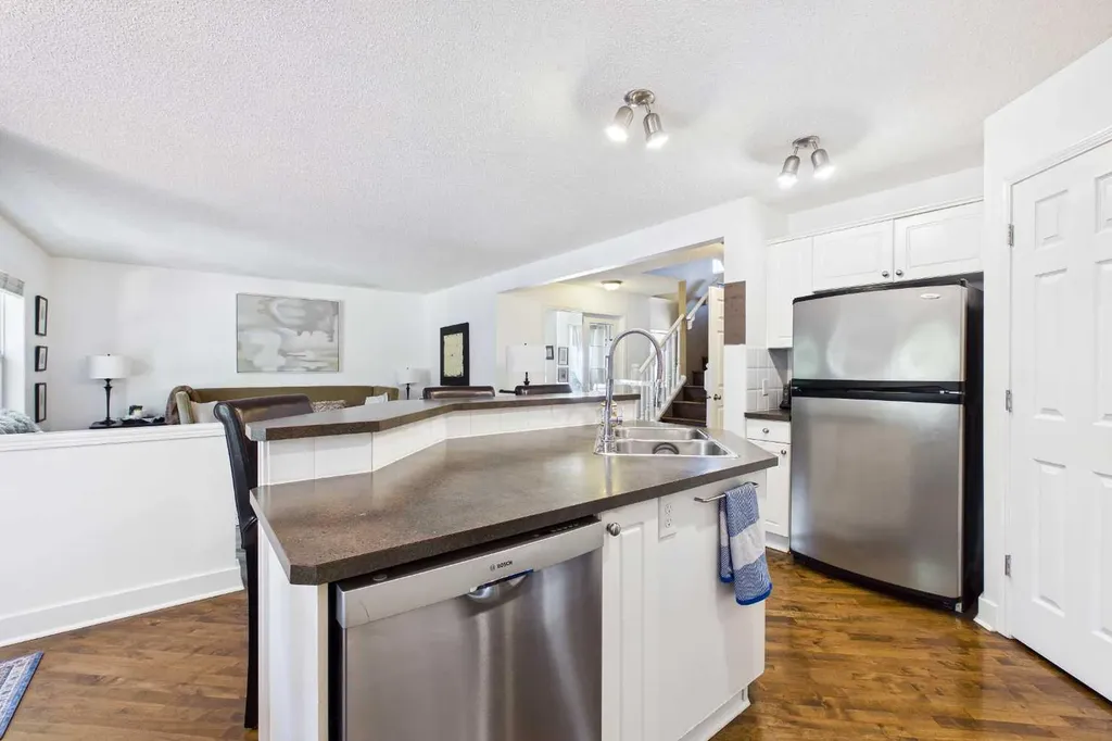 147 Tuscany Meadows Court NW Calgary AB T3L 2L3