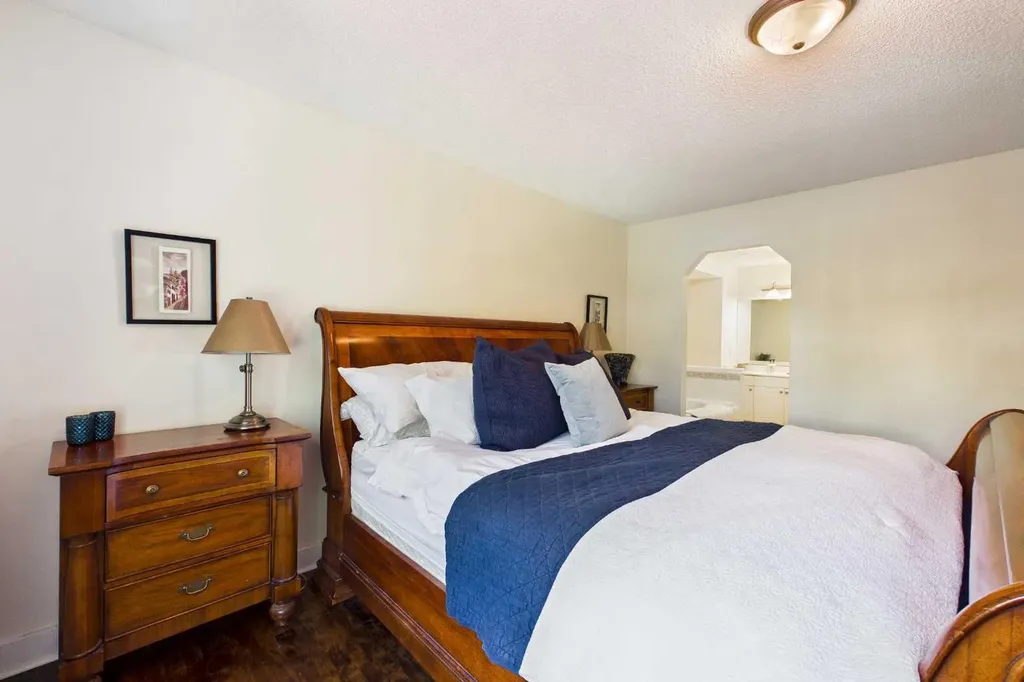 147 Tuscany Meadows Court NW Calgary AB T3L 2L3