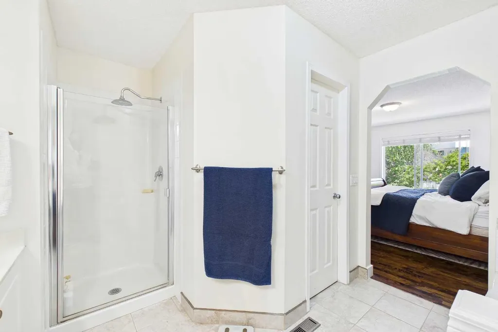 147 Tuscany Meadows Court NW Calgary AB T3L 2L3