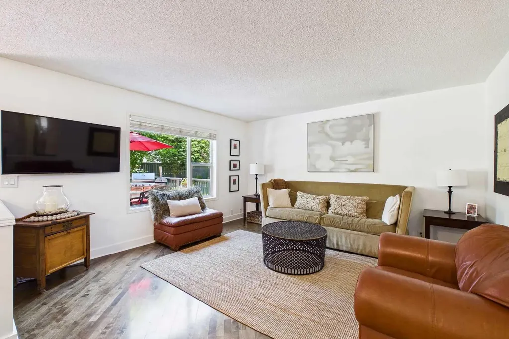 147 Tuscany Meadows Court NW Calgary AB T3L 2L3