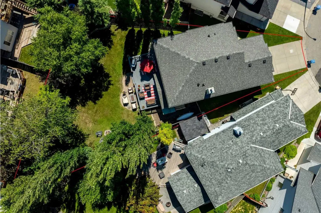 147 Tuscany Meadows Court NW Calgary AB T3L 2L3