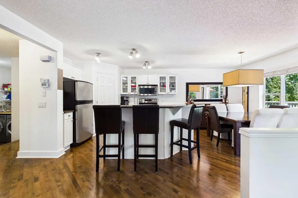 147 Tuscany Meadows Court NW Calgary AB T3L 2L3