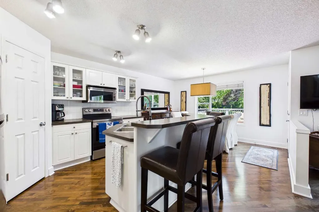 147 Tuscany Meadows Court NW Calgary AB T3L 2L3