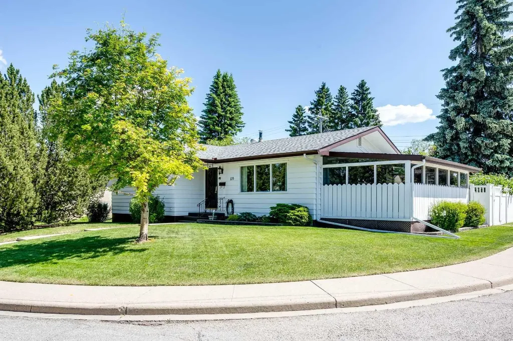 723 Seattle Drive SW Calgary AB T2W0M8