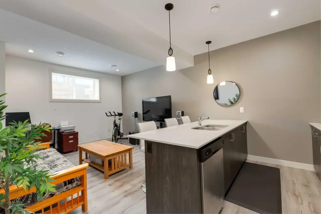 428 21 Avenue NE Calgary AB T2E 1S6