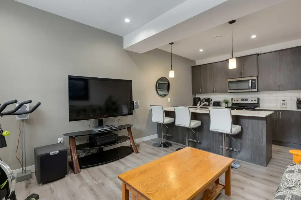 428 21 Avenue NE Calgary AB T2E 1S6