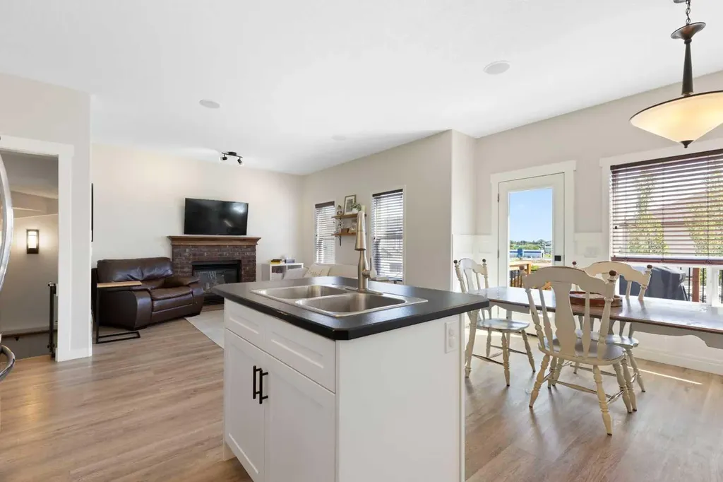 590 Coopers Drive SW Airdrie AB T4B 3M4