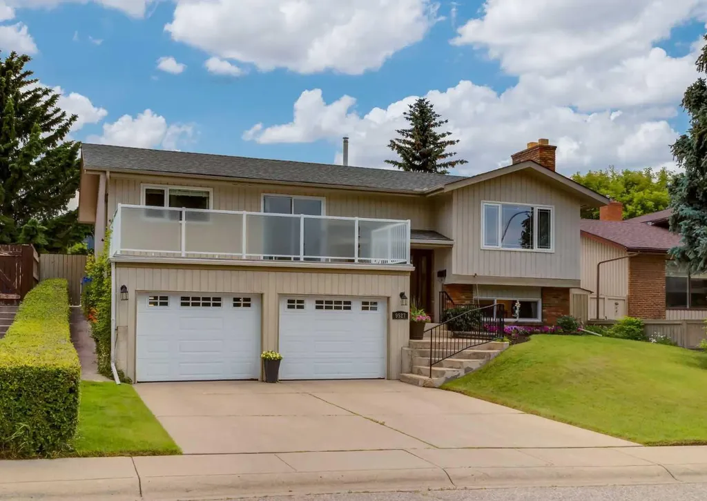 9527 Oakland Way SW Calgary AB T2V 4N1