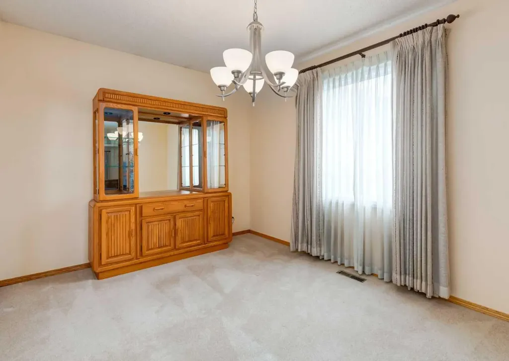 9527 Oakland Way SW Calgary AB T2V 4N1