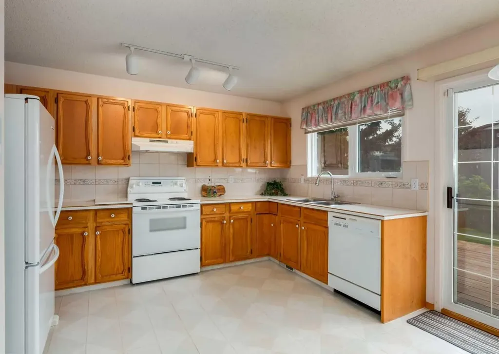 9527 Oakland Way SW Calgary AB T2V 4N1