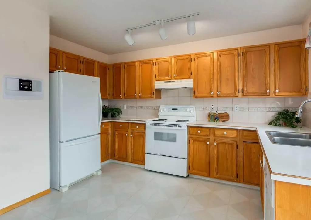 9527 Oakland Way SW Calgary AB T2V 4N1