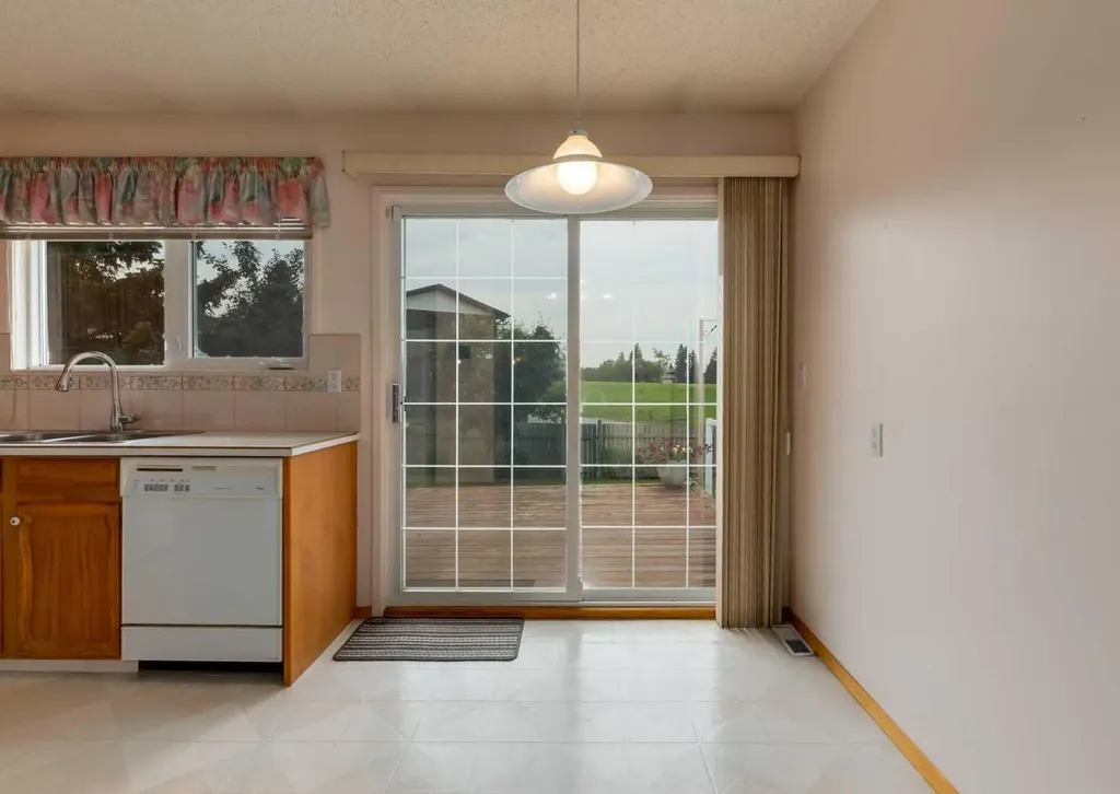 9527 Oakland Way SW Calgary AB T2V 4N1