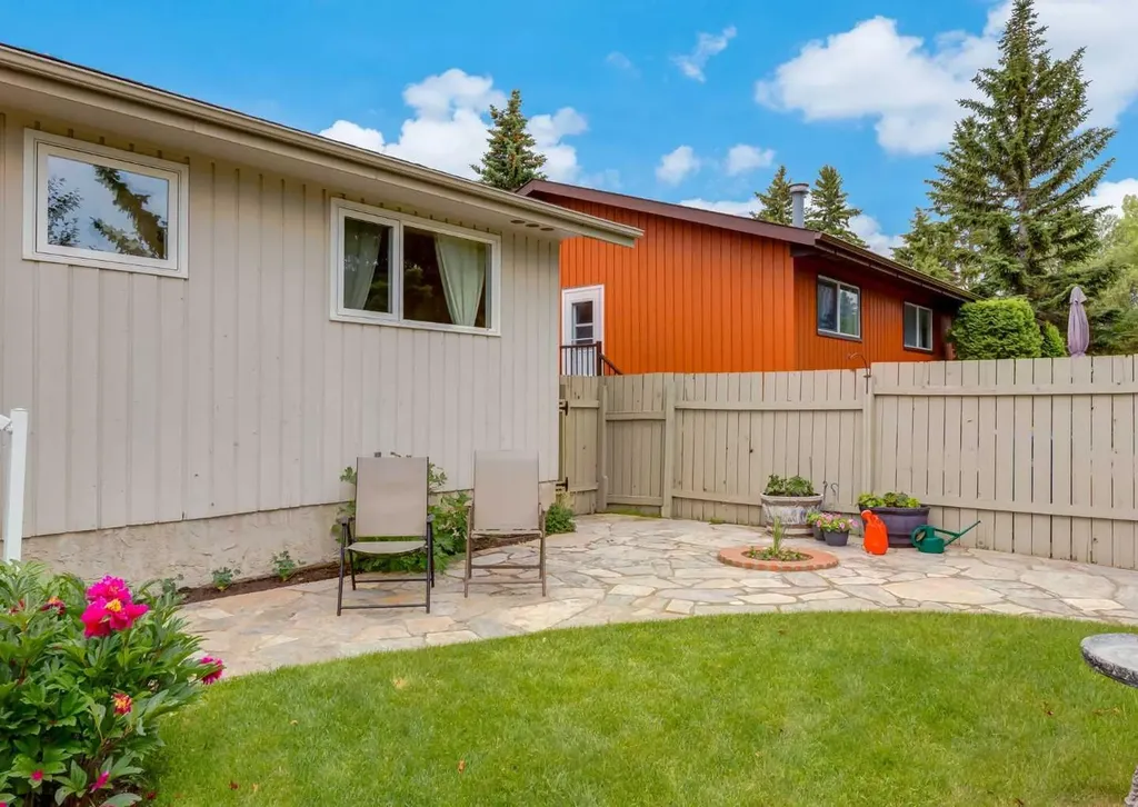 9527 Oakland Way SW Calgary AB T2V 4N1