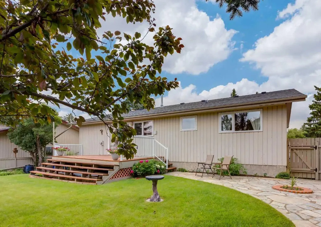 9527 Oakland Way SW Calgary AB T2V 4N1