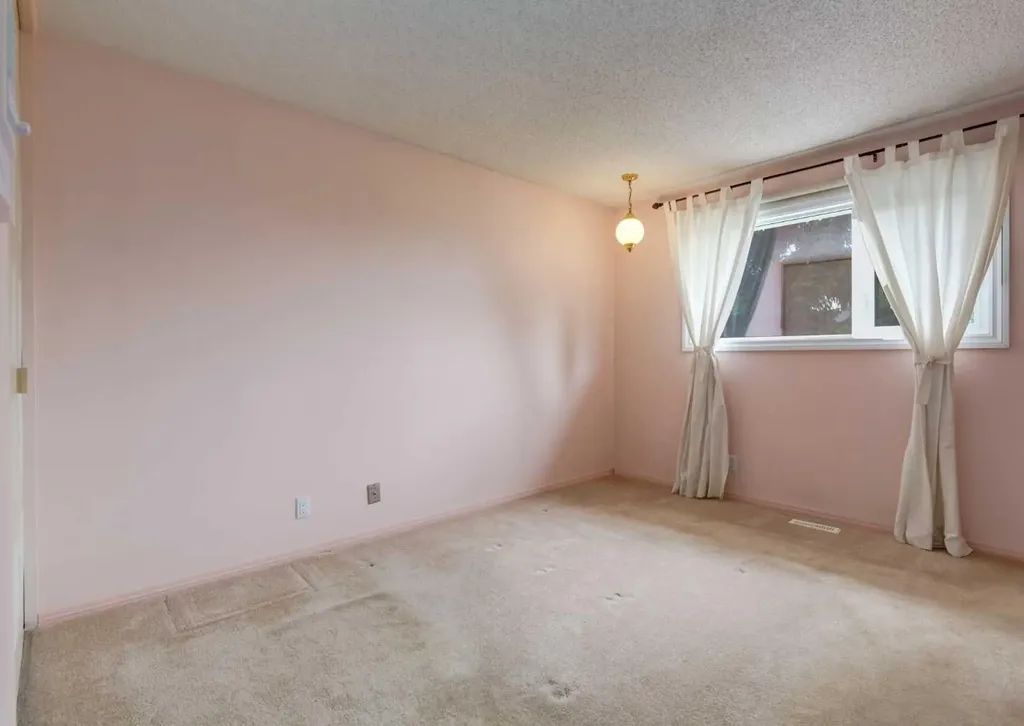 9527 Oakland Way SW Calgary AB T2V 4N1