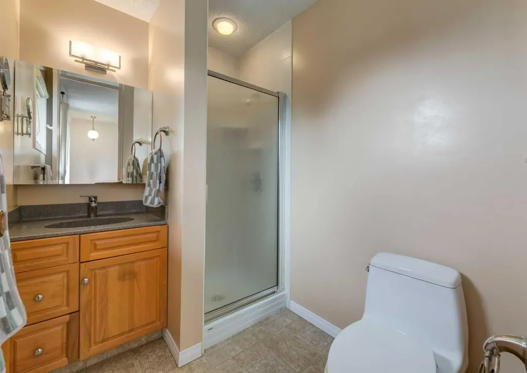 9527 Oakland Way SW Calgary AB T2V 4N1