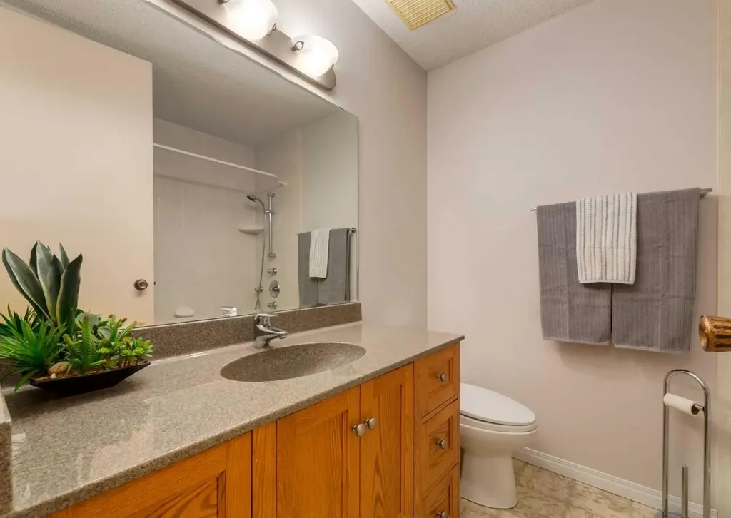 9527 Oakland Way SW Calgary AB T2V 4N1