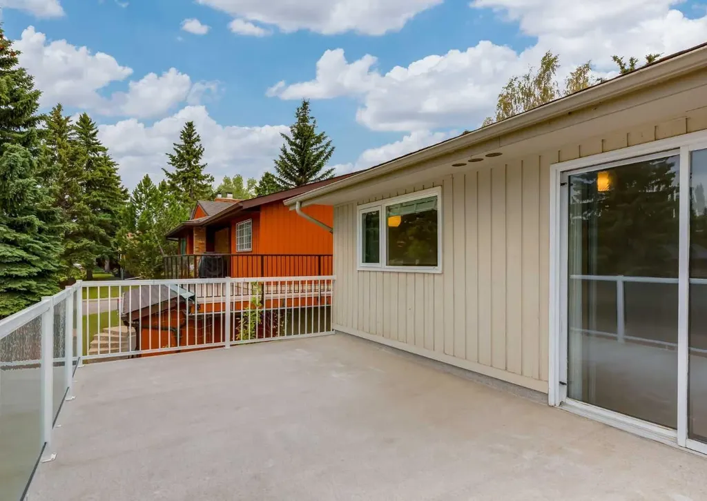 9527 Oakland Way SW Calgary AB T2V 4N1