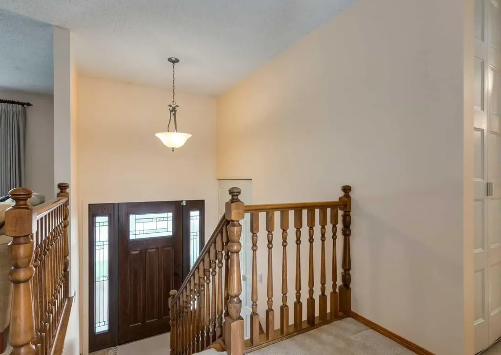 9527 Oakland Way SW Calgary AB T2V 4N1