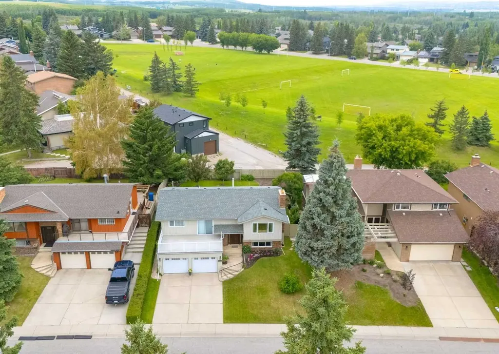 9527 Oakland Way SW Calgary AB T2V 4N1