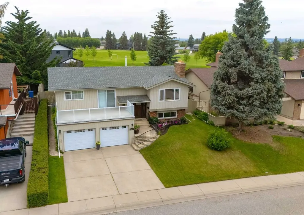 9527 Oakland Way SW Calgary AB T2V 4N1
