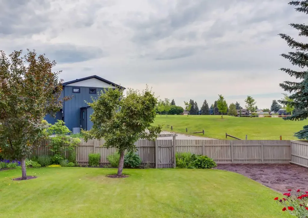9527 Oakland Way SW Calgary AB T2V 4N1