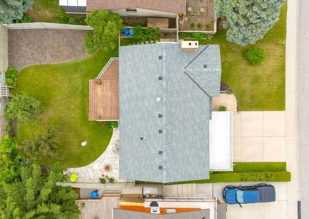 9527 Oakland Way SW Calgary AB T2V 4N1