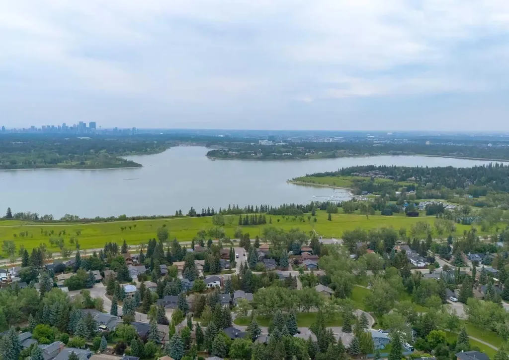 9527 Oakland Way SW Calgary AB T2V 4N1