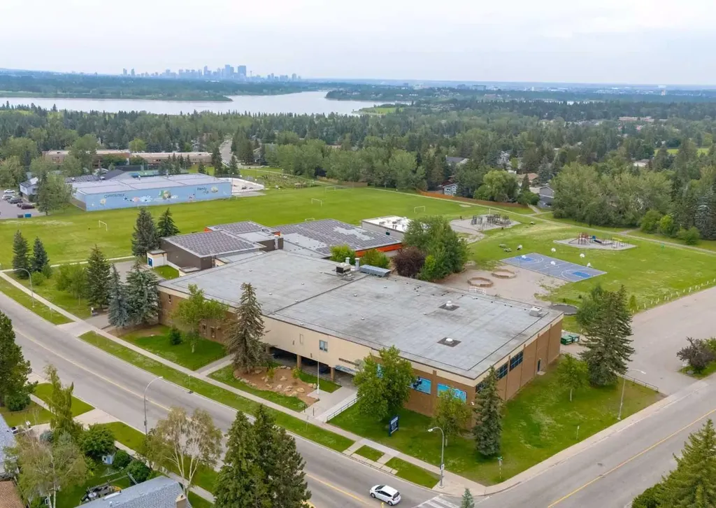 9527 Oakland Way SW Calgary AB T2V 4N1