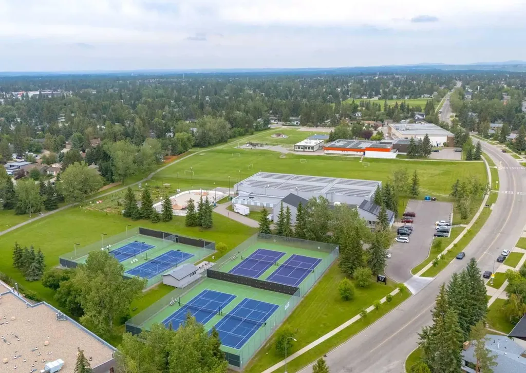 9527 Oakland Way SW Calgary AB T2V 4N1
