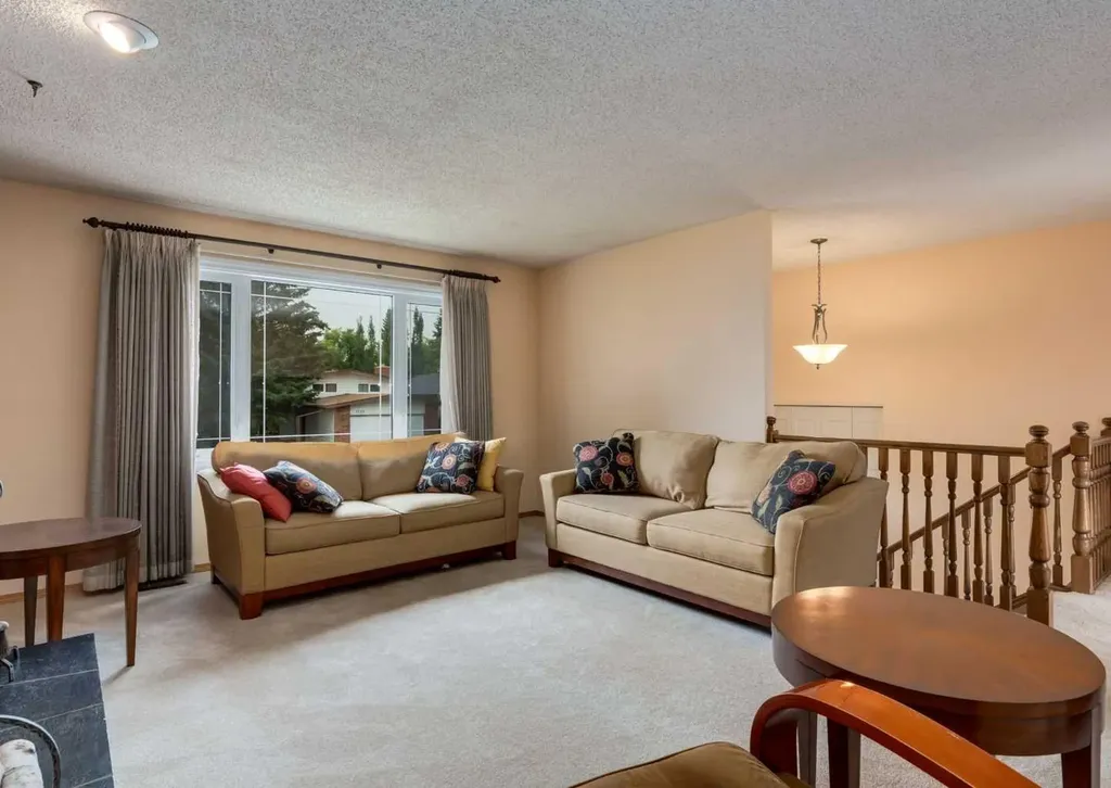 9527 Oakland Way SW Calgary AB T2V 4N1