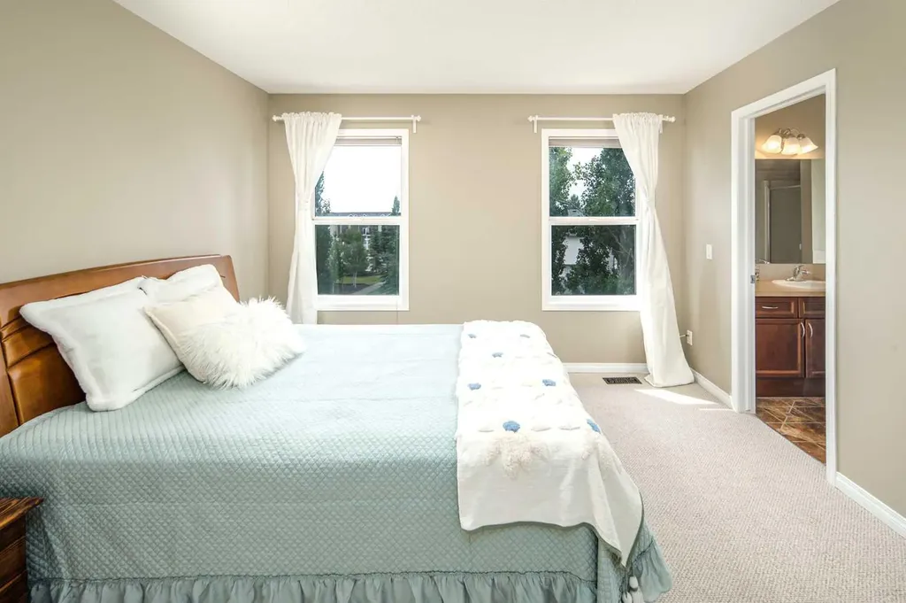 125 Silverado Range Cove SW Calgary AB T2X 0E1