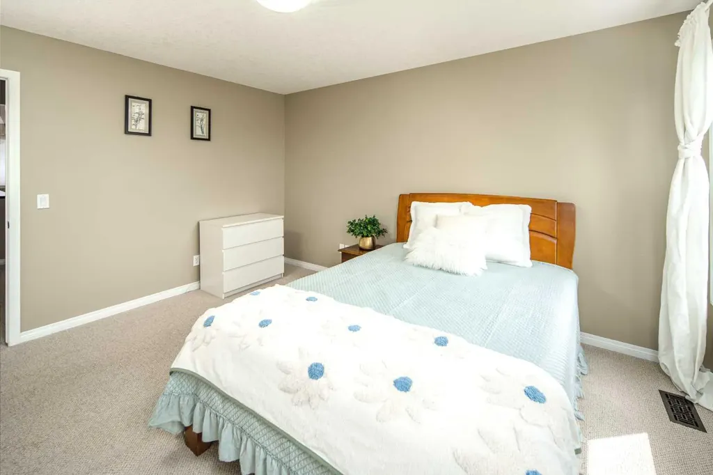 125 Silverado Range Cove SW Calgary AB T2X 0E1