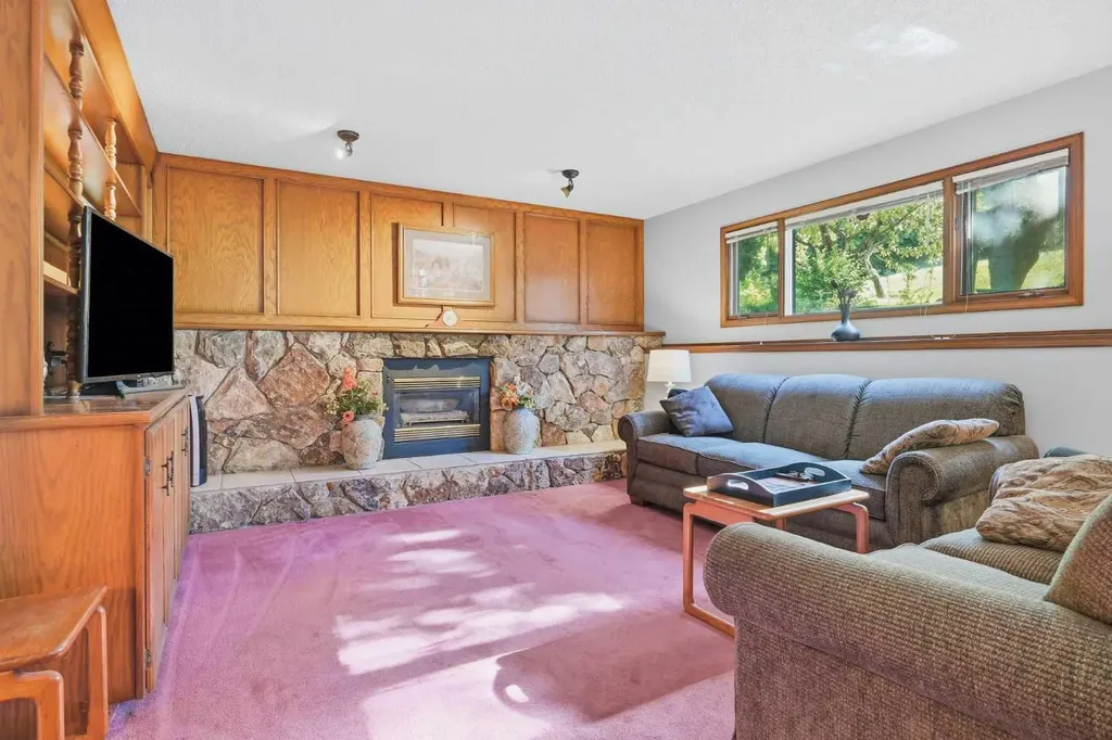 149 Edgehill Drive NW Calgary AB T3A 2W5