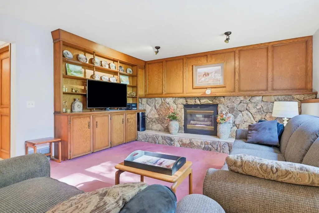 149 Edgehill Drive NW Calgary AB T3A 2W5