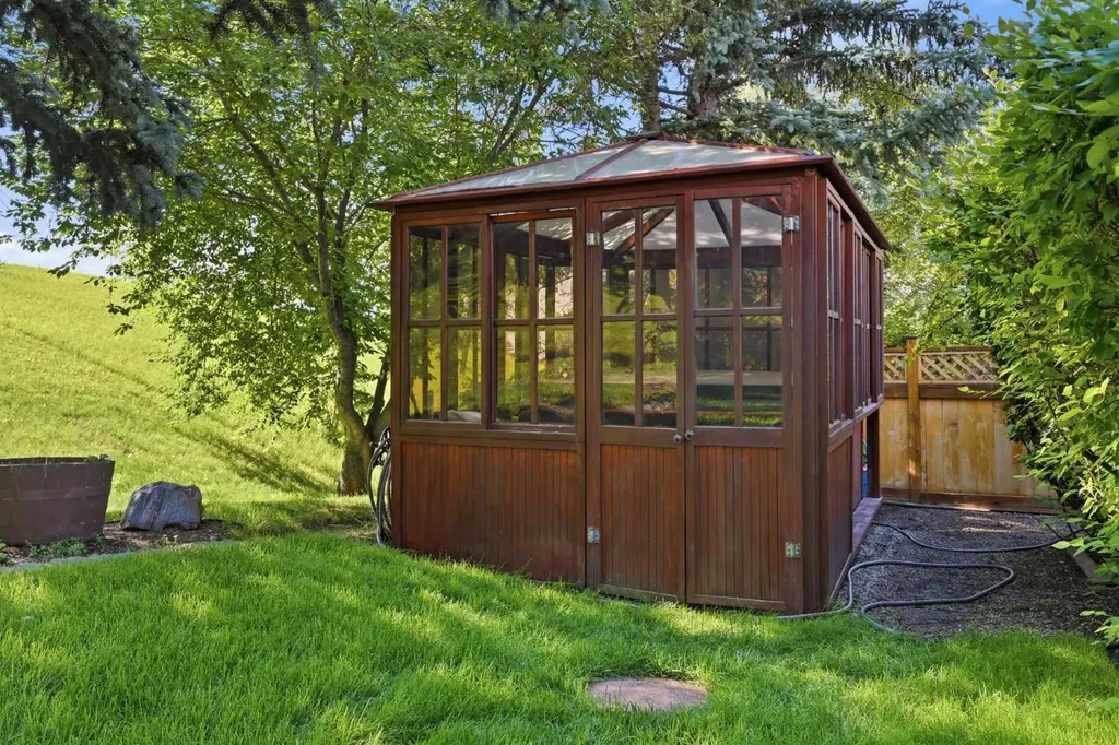 149 Edgehill Drive NW Calgary AB T3A 2W5