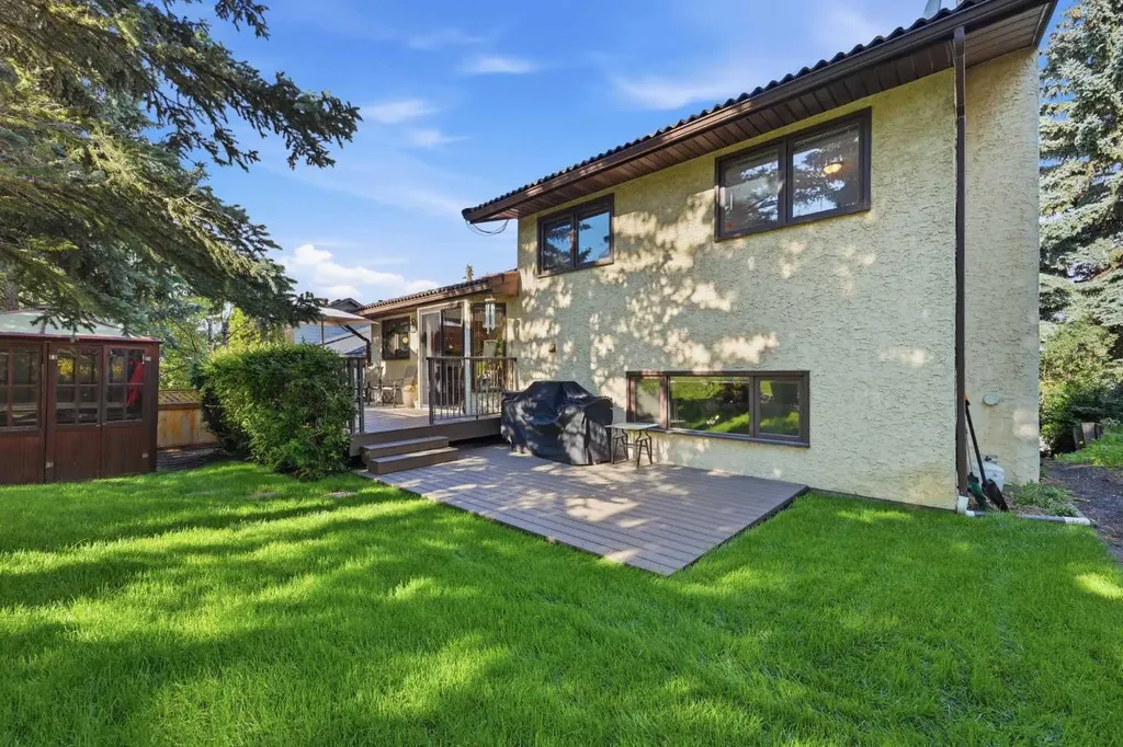 149 Edgehill Drive NW Calgary AB T3A 2W5