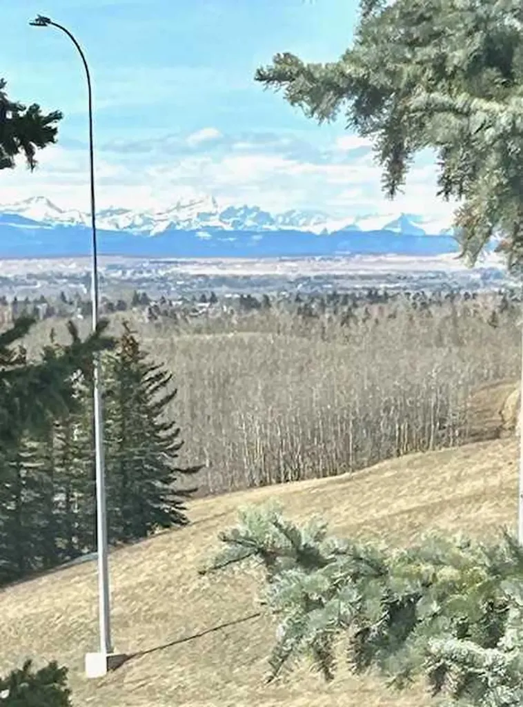 149 Edgehill Drive NW Calgary AB T3A 2W5