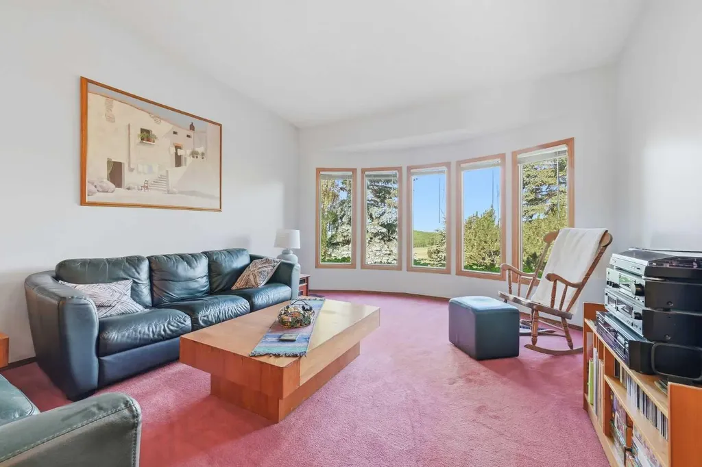 149 Edgehill Drive NW Calgary AB T3A 2W5